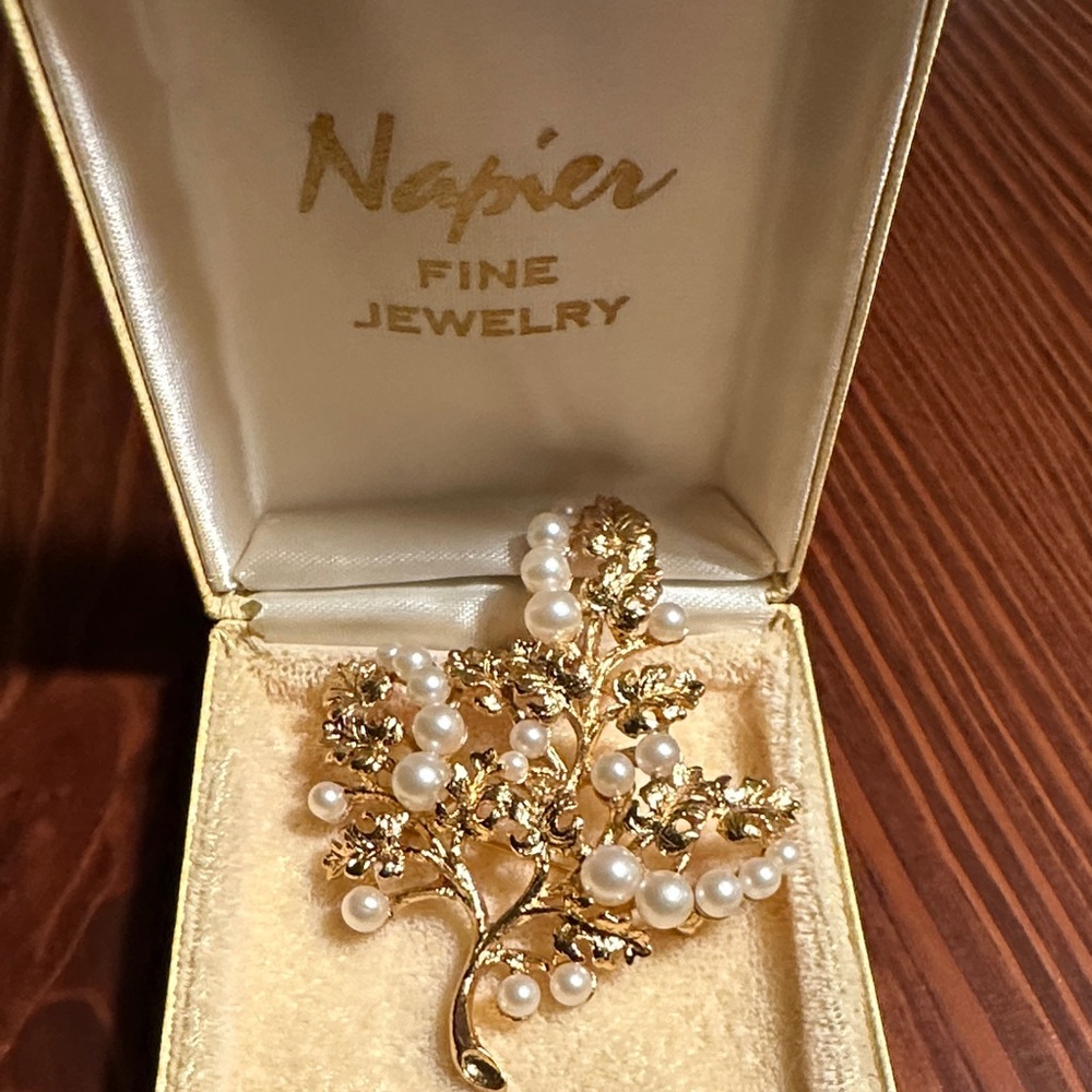 Vintage gold tone Napier brooch with tree & faux pearls - Picture 2 of 14